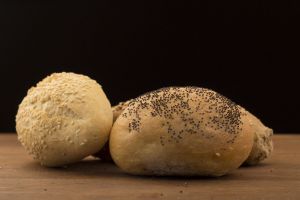 Bollos de amapolas y sésamo.